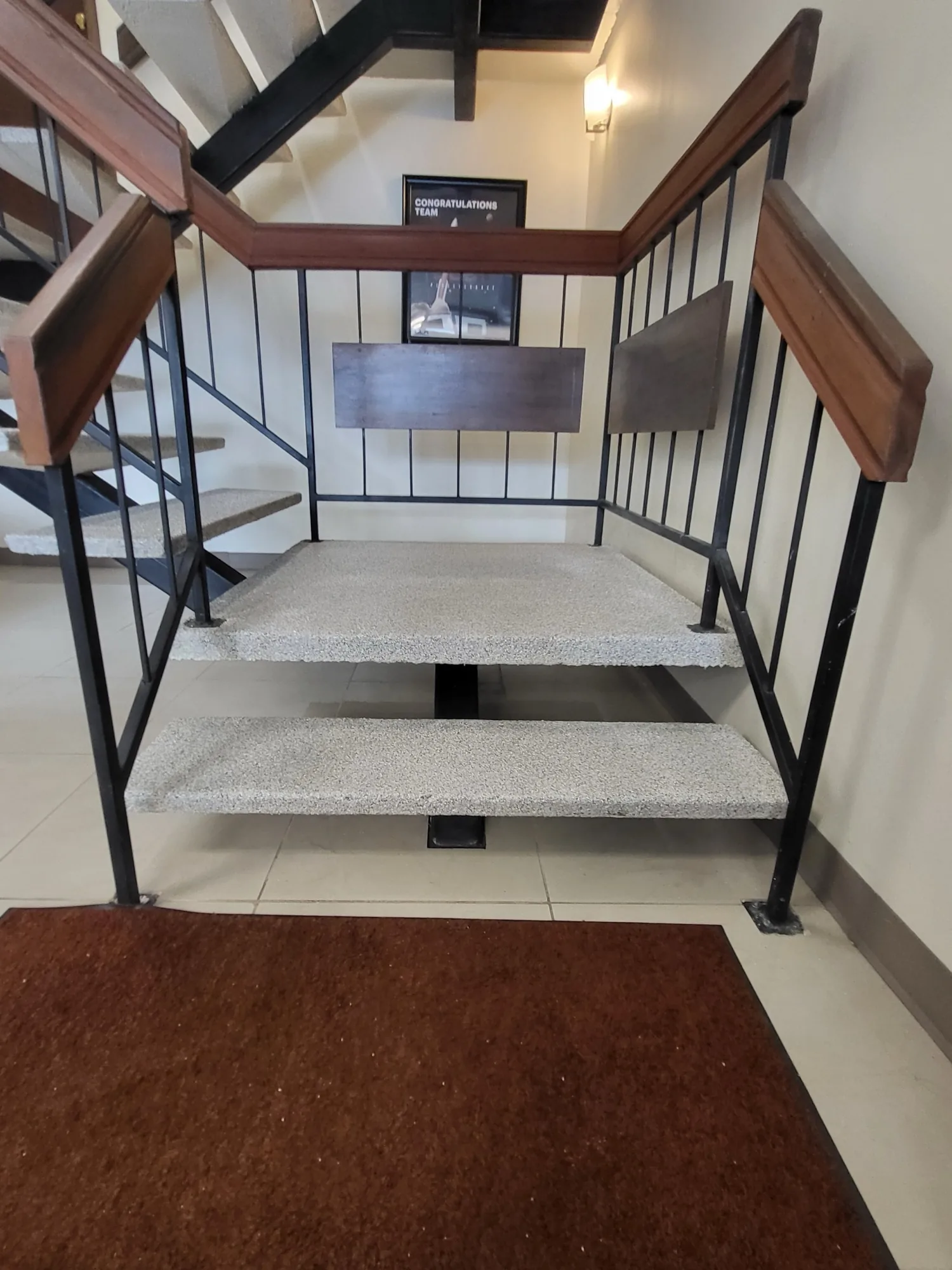 Commercial staircase with flake-coated stair treads
