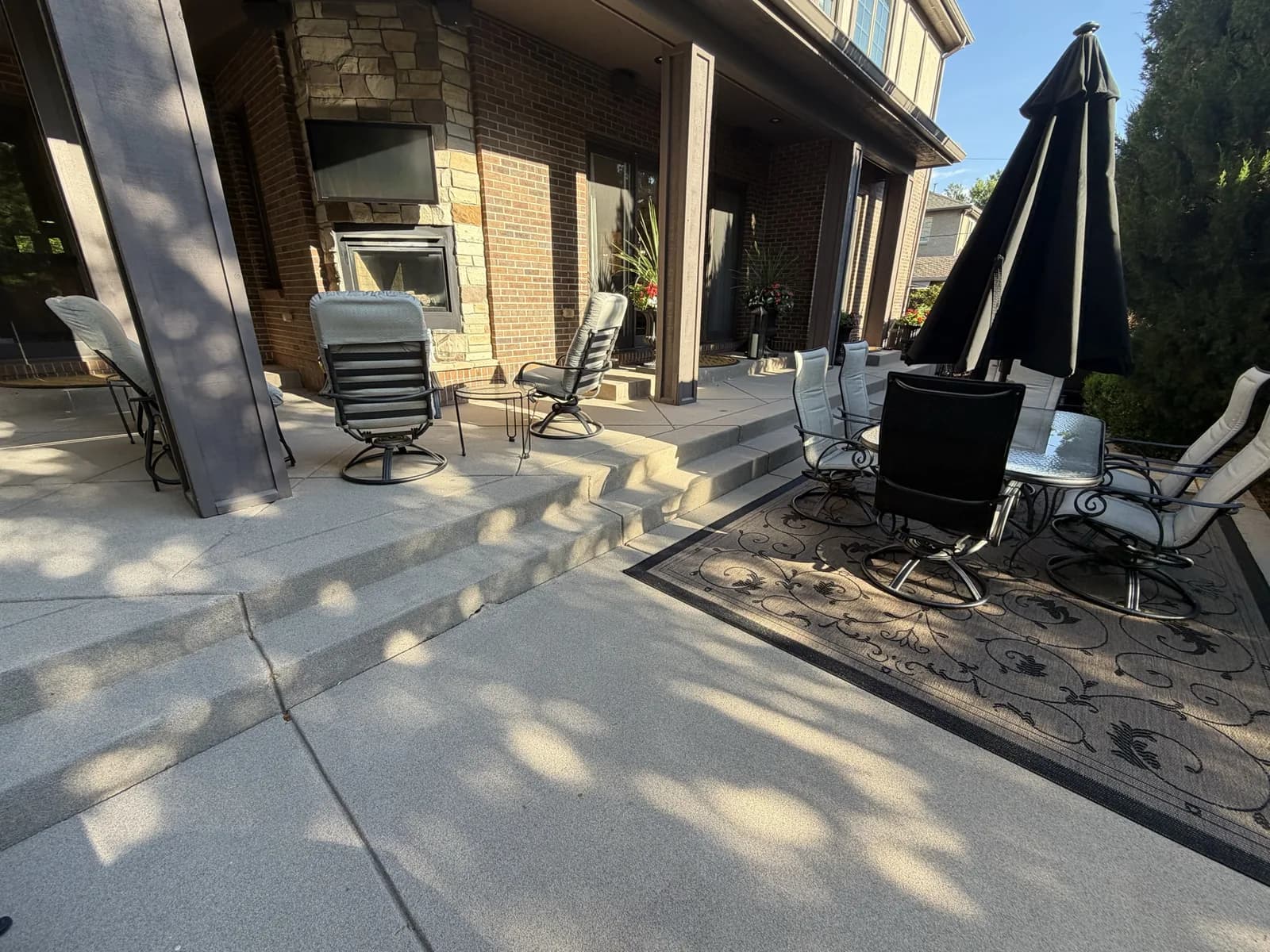 Quartz-coated patio outdoor living space